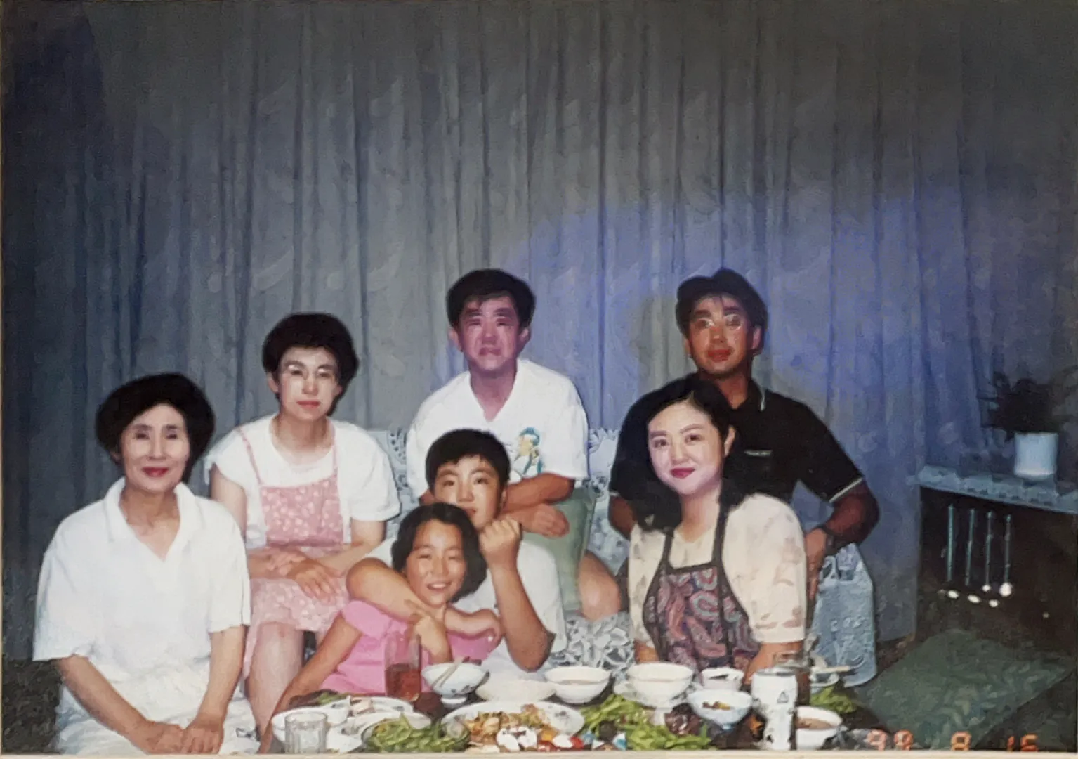 1999年、家族で祖母を囲んで。